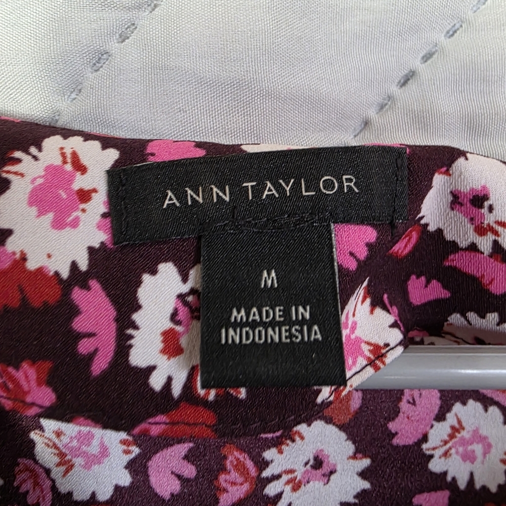 Ann Taylor Pink Floral Open Cowl Neck Top
Sz M - Picture 7 of 7
